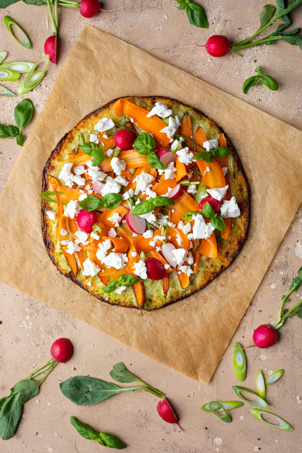 Pizza Bianco med rostade och picklade morötter, basilikakräm och